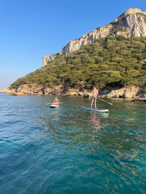 SUP dans les eaux entre Capo Figari et Figarolo dans le Golfo Aranci