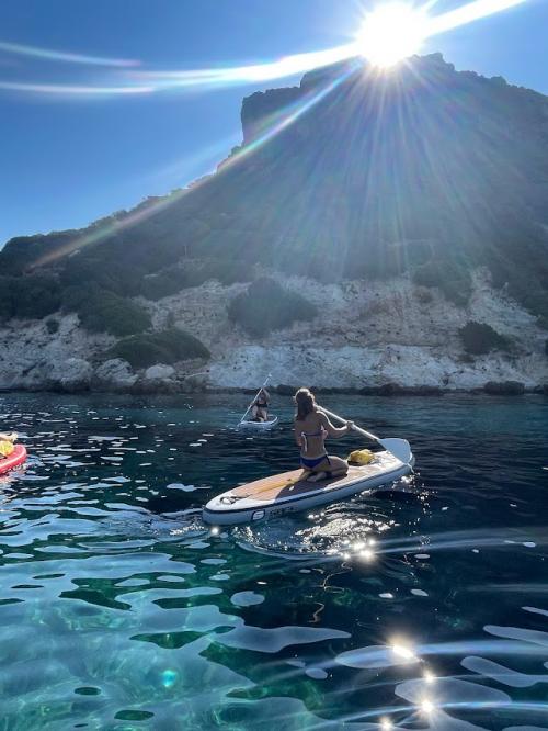 SUP dans les eaux entre Capo Figari et Figarolo dans le Golfo Aranci