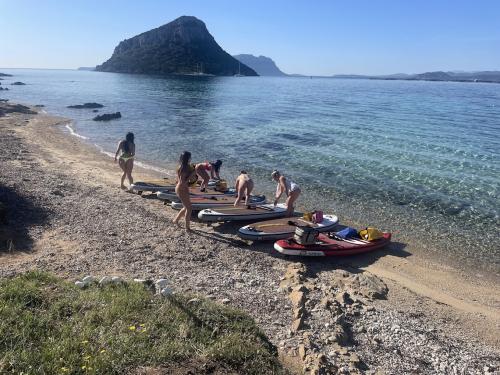 SUP dans les eaux entre Capo Figari et Figarolo dans le Golfo Aranci