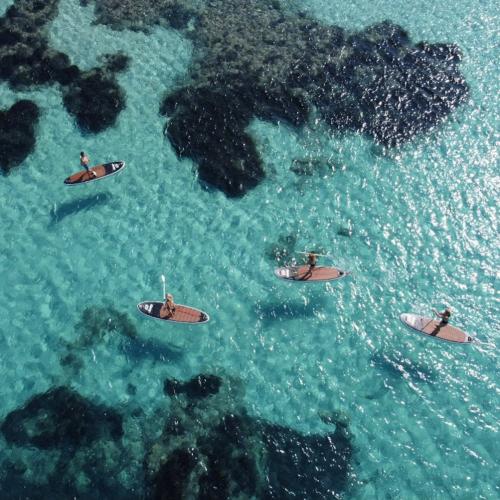 SUP dans la mer cristalline de Cala Moresca à Golfo Aranci