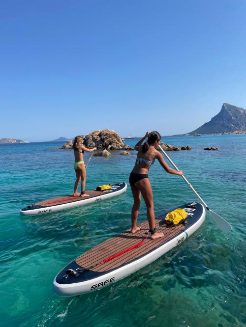 SUP dans les eaux entre Capo Figari et Figarolo dans le Golfo Aranci