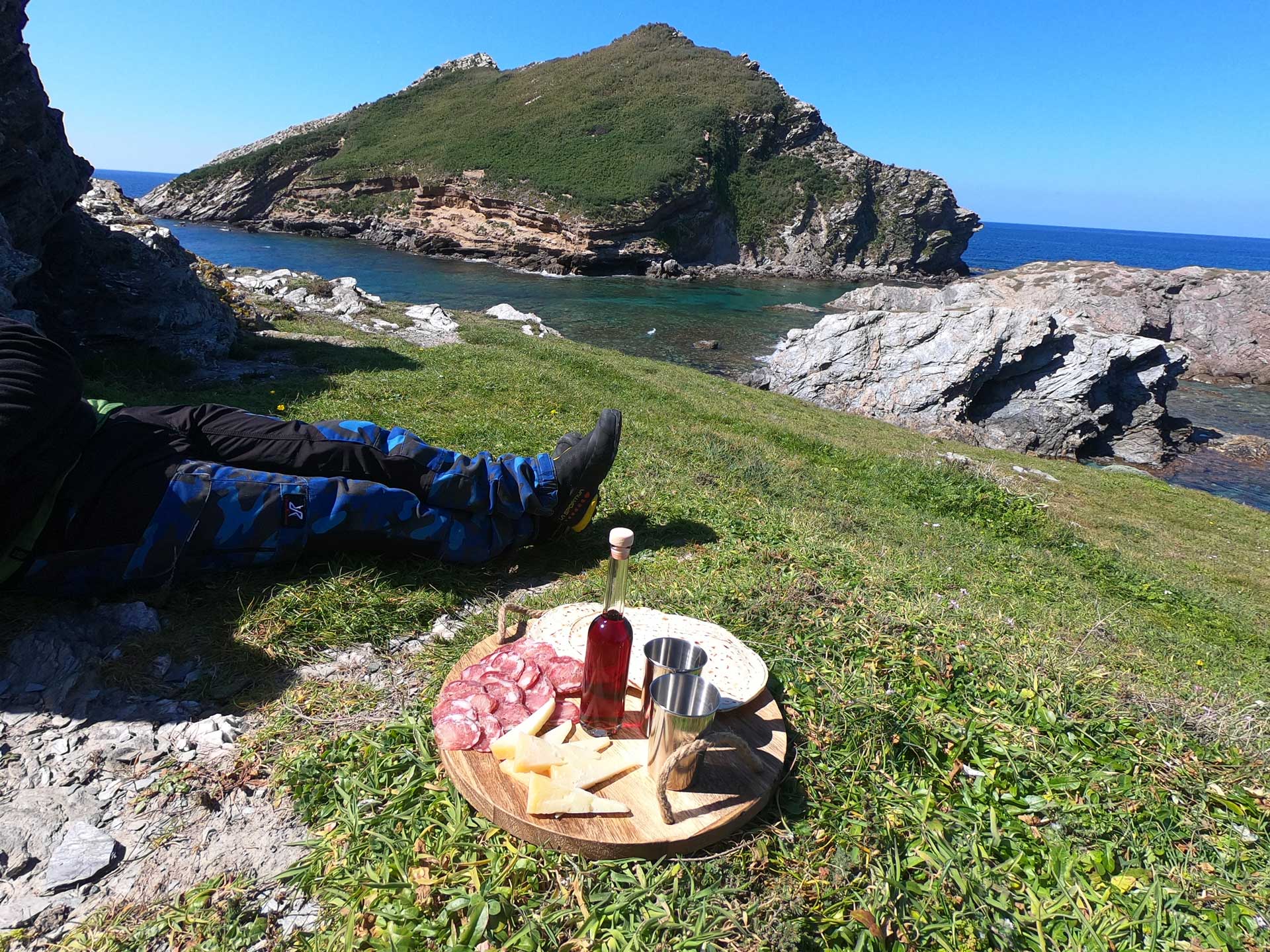 Sardinian aperitif with a view during trekking with in the territory of Alghero