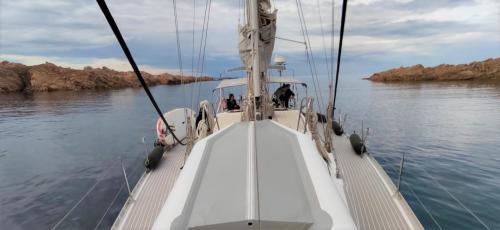 Tour nel mare dell'Arcipelago di La Maddalena con skipper in barca a vela per una giornata intera