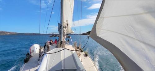 Turisti durante tour in barca a vela nell'Arcipelago di La Maddalena 