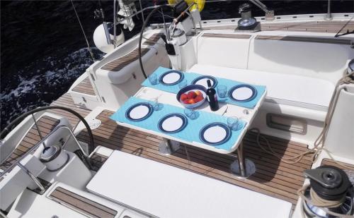 Tavolo per aperitivo a bordo di una barca a vela nell'Arcipelago di La Maddalena