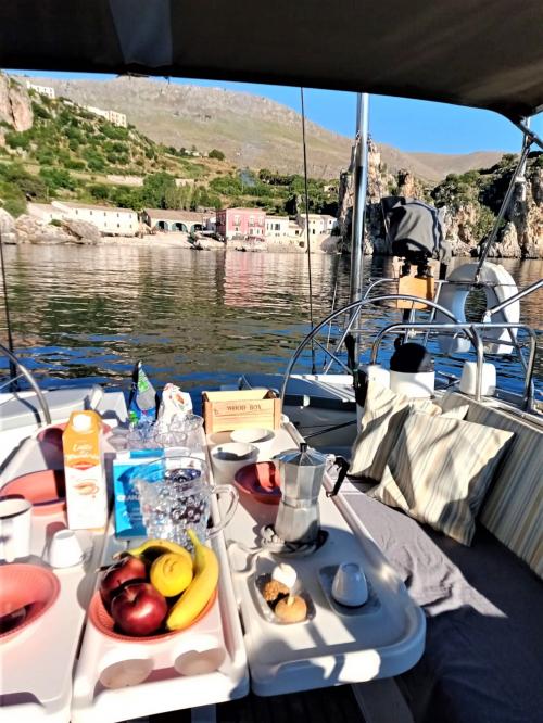 Tavolo per aperitivo a bordo di una barca a vela nell'Arcipelago di La Maddalena