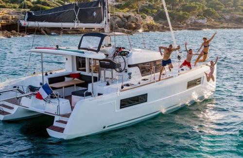 Navegación en catamarán por las aguas cristalinas del archipiélago de La Maddalena