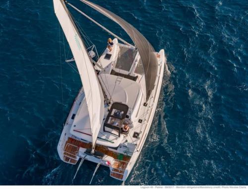 Navegación en catamarán por las aguas del norte de Cerdeña