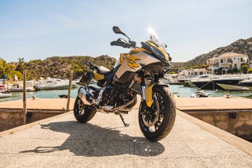 Primo piano moto BMW in un molo in Sardegna
