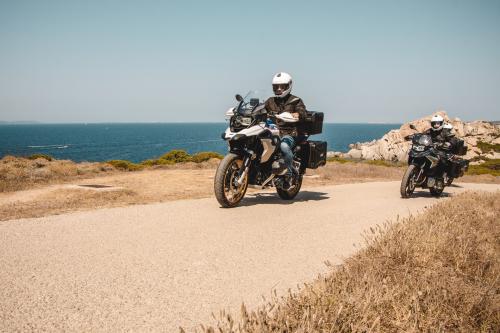 Motorrad in gerader Linie auf einer Küstenstraße während der Tour in Sardinien