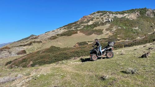 Escursionista su quad su strada sterrata