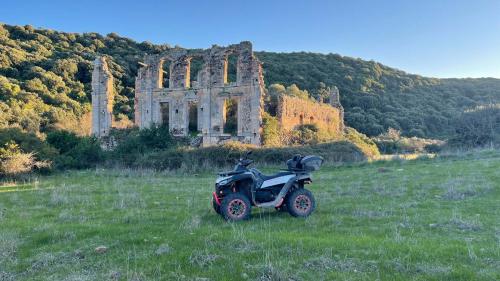 Quad et ruines près de Bosa