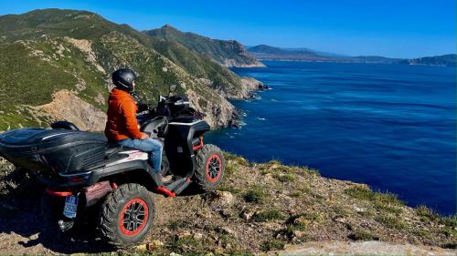 Randonneur en quad sur chemin de terre