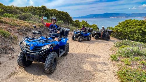 Escursionisti in quad in mezzo alla natura della costa di Bosa