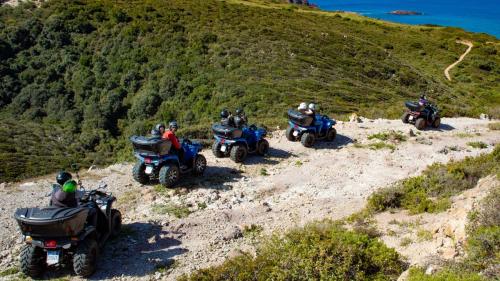 Escursionisti in quad in mezzo alla natura della costa di Bosa