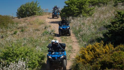 Escursionisti in quad in mezzo alla natura della costa di Bosa