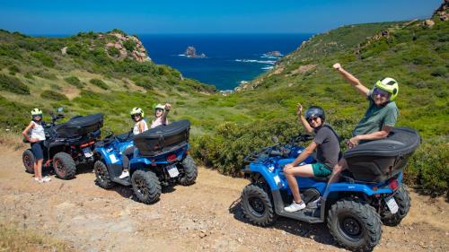 Escursionisti in quad durante sosta del tour a Bosa