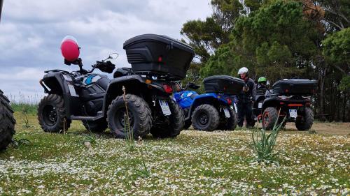 Quad parcheggiati nella costa di Bosa durante escursione
