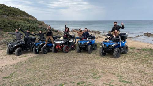 Escursionisti in posa sui quad durante escursione nella costa di Bosa