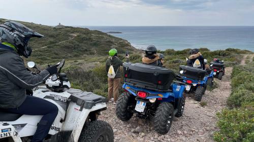 Escursionisti in quad in mezzo alla natura della costa di Bosa