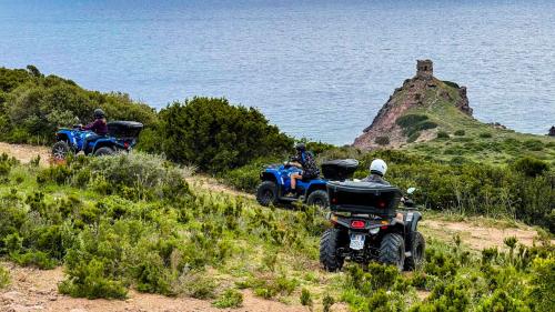 Escursionisti in quad in mezzo alla natura della costa di Bosa