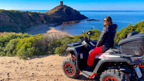 Frau auf Quad mitten in der Natur bei Bosa