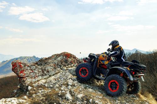 Escursionista in quad nel territorio di Bosa