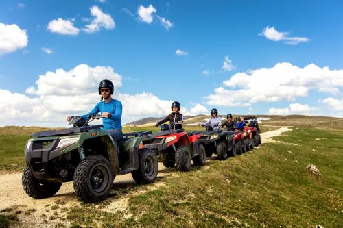 Escursionisti durante tour guidato in quad