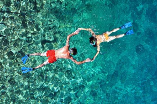 Couple de randonneurs en snorkeling à Bosa