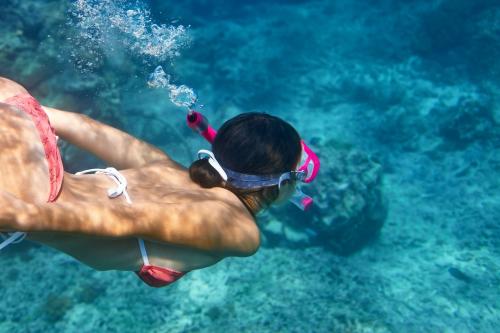 Escursionista durante tour guidato di snorkeling