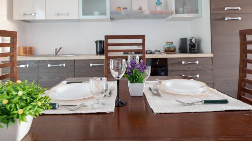 Table dressée dans la cuisine de la chambre d'hôtes