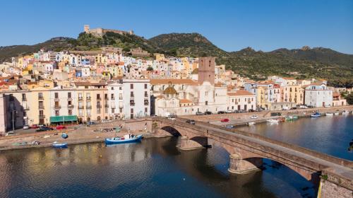 Pont à Bosa et maisons colorées