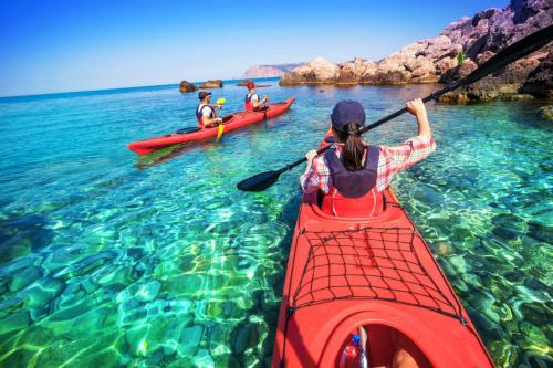 Noleggio canoa e escursionisti nel mare cristallino di Bosa