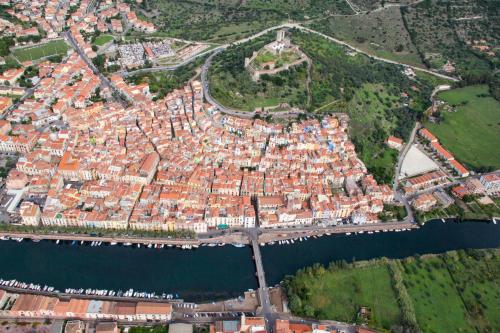 Maisons de Bosa et rivière navigable
