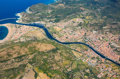 River Temo divides Bosa and flows into the sea