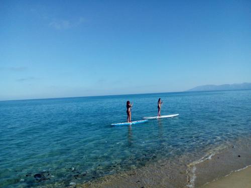 Ragazze in SUP nel mare di Orosei