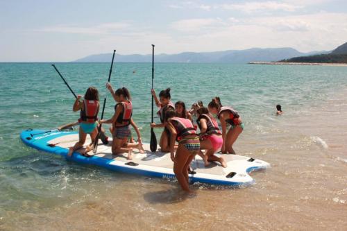 <p>Excursionistas SUP en la playa en el Golfo de Orosei</p><p><br></p>