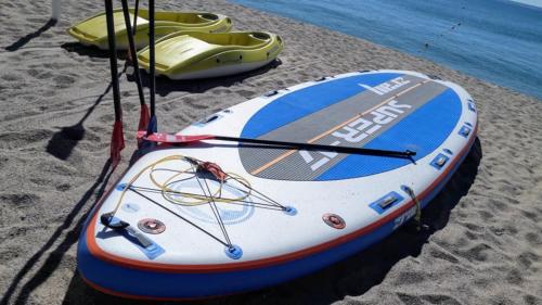 <p>SUP en la playa de Capo Comino en Siniscola para excursión guiada</p><p><br></p>