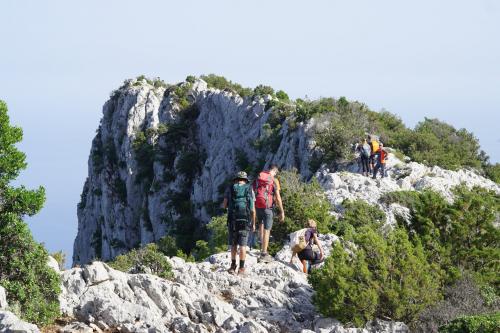 Escursionisti durante percorso di trekking nel famoso Selvaggio Blu nella costa est della Sardegna