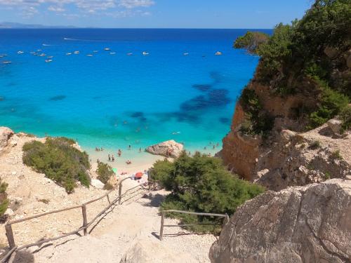 Scale di accesso alla spiaggia di Cala Goloritzè