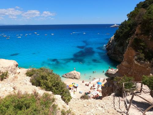 Panoramica scale di accesso alla spiaggia di Cala Goloritzè