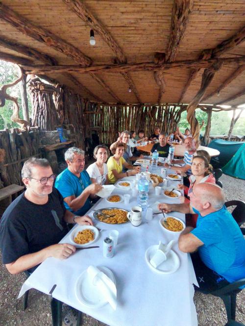 Escursionisti a pranzo in un ovile durante trekking Selvaggio Blu