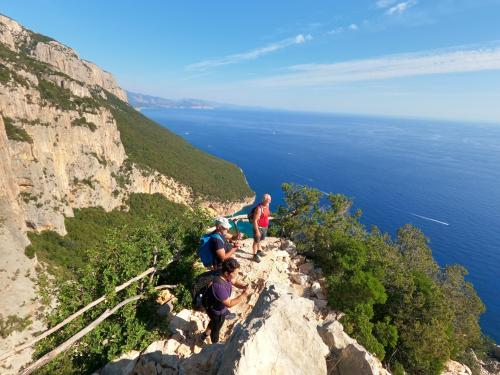 Vetta nella costa di Baunei con escursionisti durante Selvaggio Blu