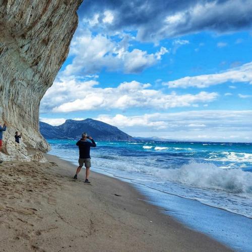 Escursionista fotografa mare di Cala Luna durante Selvaggio Blu