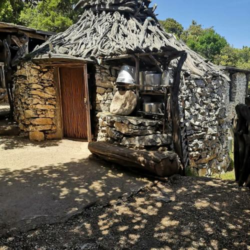 Antico rifugio di pastori sardi, utilizzato come bivacco durante il trekking nel Selvaggio Blu