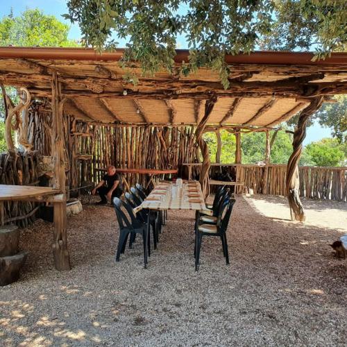 Tavolo da pranzo dentro ovile nella costa est della Sardegna durante Selvaggio Blu