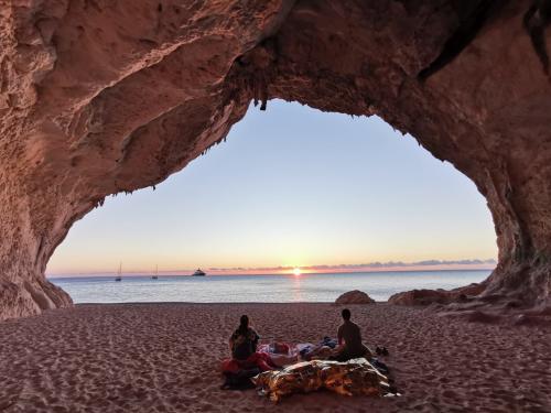 La famosa grotta di Cala Luna nella costa est della Sardegna all'alba