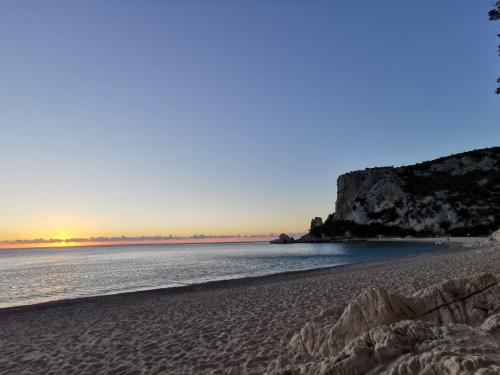 Alba in spiaggia nell'est della Sardegna