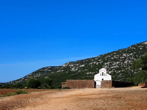 Chiesetta nella natura della costa est della Sardegna