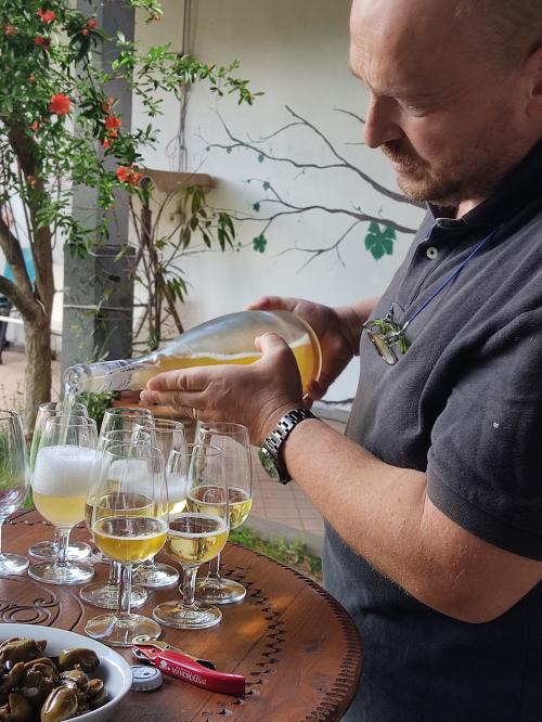 Degustación de vinos blancos de producción local.